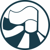 das Logo des System Chance Camps zeigt die Spitze eines Zirkuszelts mit zwei geschwungenen Fahnen auf den Spitzen