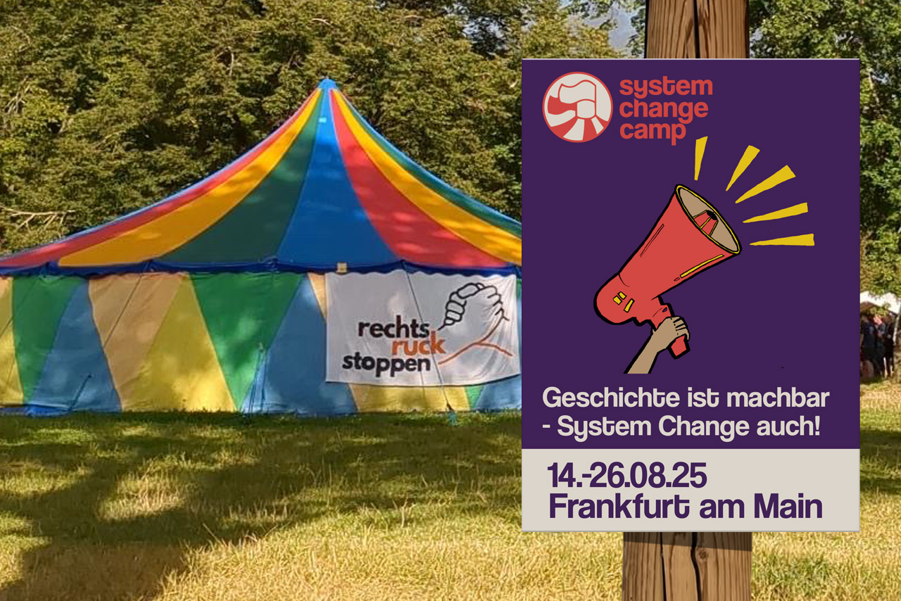 Im Vordergrund steht ein Schild, auf dem eine Hand ein Megafon emporreckt, durch das gerade Durchsagen gemacht werden. Darüber und darunter stehen das Camp-Motto, Logo und die Eckdaten. Im Hintergrund steht ein buntes Zirkuszelt mit einem Transparent mit der Aufschrift "rechts-ruck stoppen".